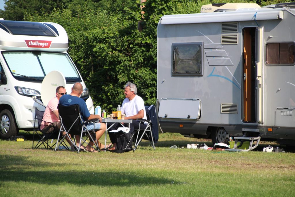 Foto mensen op camping