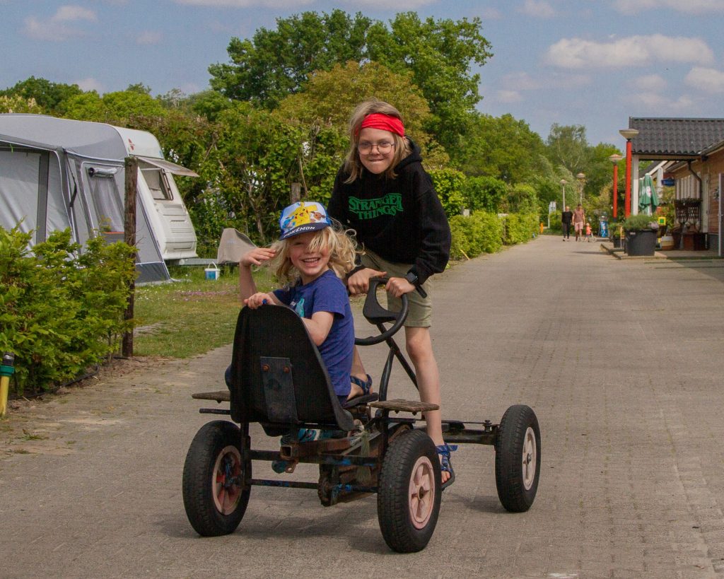 kinderen op skelter