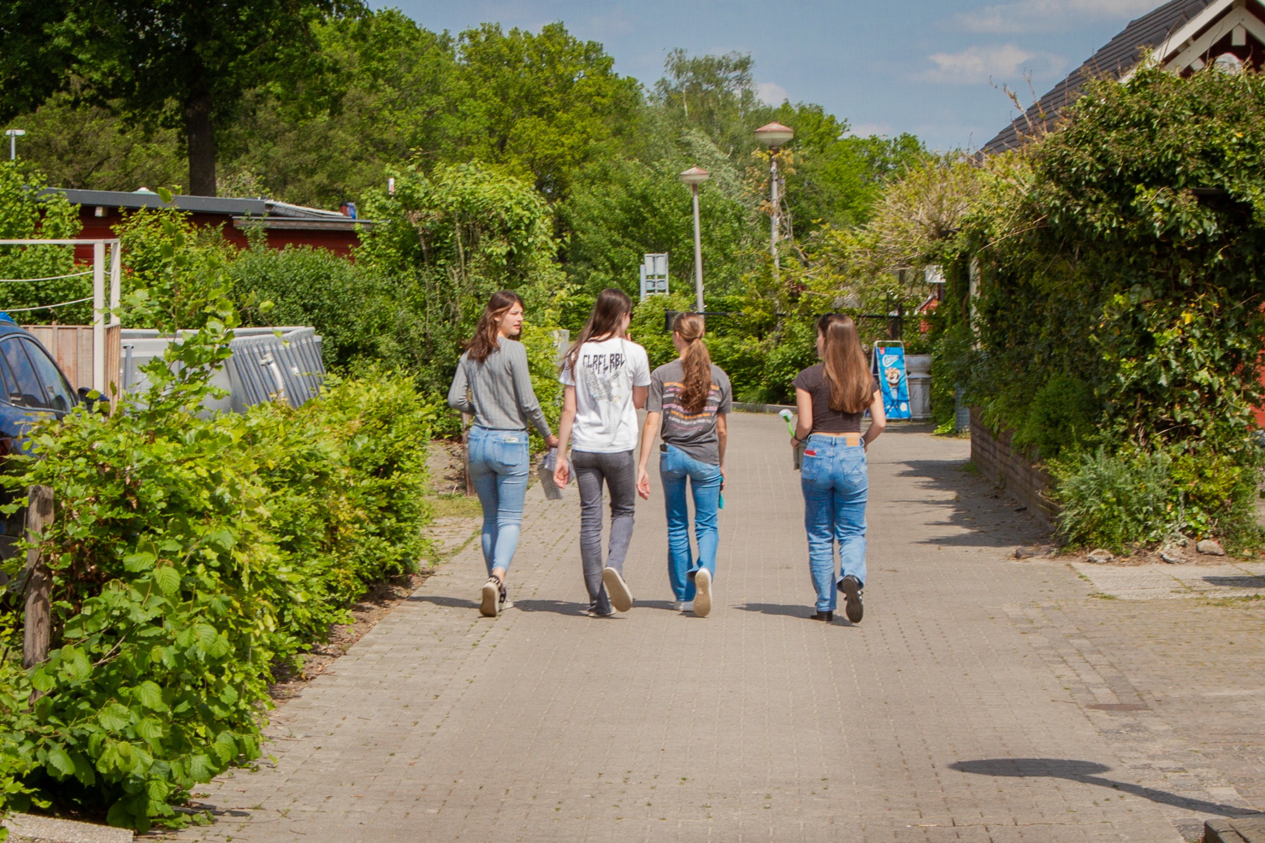 Meiden wandelen op het recreatiepark
